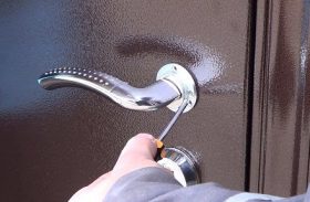 Замена дверной ручки металлической двери в Ульяновске